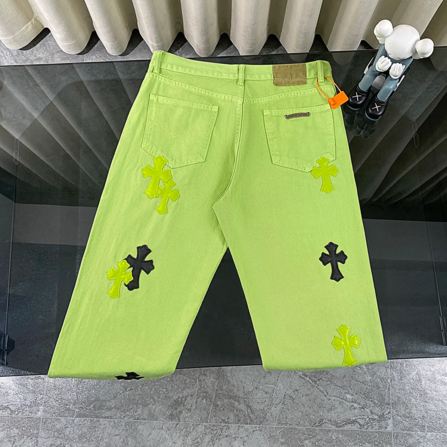 P250 chrome hearts 2025 two-color cross patch leather apple green jeans vi Top heavy industry fashionable design] Consistent high street luxury style creation. Speaking of this style, the Zangyin family and GU family are definitely the leading representative brands. Especially the Zangyin family has really achieved a state-of-the-art effect in creating high street style. The unique washed material is used to create this style. The color system is quite eye-catching. After it is decorated with patchwork cross flowers, it cleverly highlights the charm of the brand. Secondly, this style uses classic The classic high-waist cutting design highlights the long legs and fashionable temperament of the upper body. The brand is highly recognizable and the slim fit configuration is more suitable for daily wear. It is a product that interprets personality, fashion, and specifications at a glance. This single product is enough to make any fan excited. It can be a white T-shirt for youthful preppy style, or a tight suspender for lady style. It has strong matching ability and can be easily controlled by men.  [Materials and craftsmanship] Needless to say, this point goes without saying. As an excellent craftsman brand, Zangyin’s requirements for details and craftsmanship are really perfect. The washed color of this model has gone through so many processes, not to mention the embellishment of denim appliques. It is also purely hand-made and sewn. Just like what they believe in, only hand-made things have soul and have the meaning of wear. A top-notch heavy-duty fashionable denim item, I look forward to your perfect interpretation! !  Size:28-36